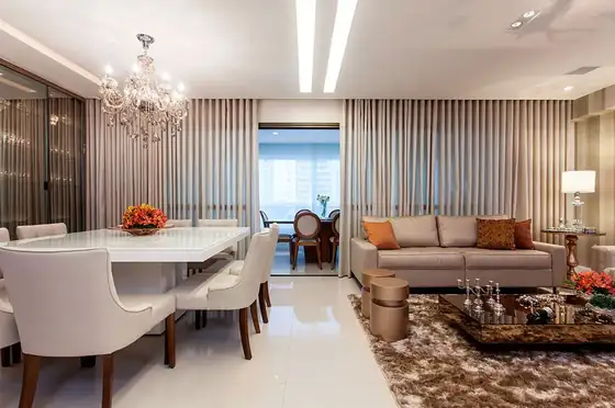 Living amplo com cortinas de tecido em onda