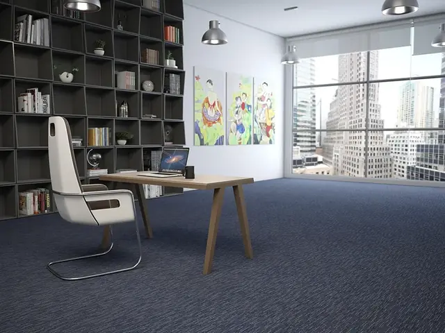 Sala de trabalho com carpete azul