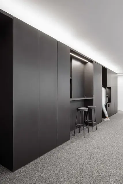 Corredor corporativo com carpete cinza