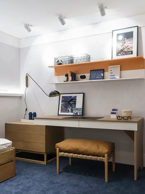 Home office com carpete azul-marinho