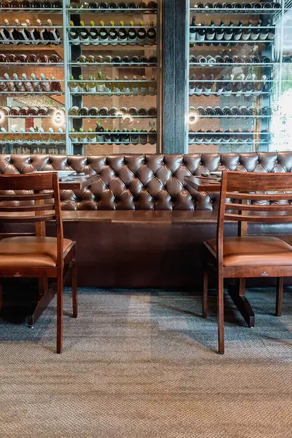 Restaurante com carpete em placas