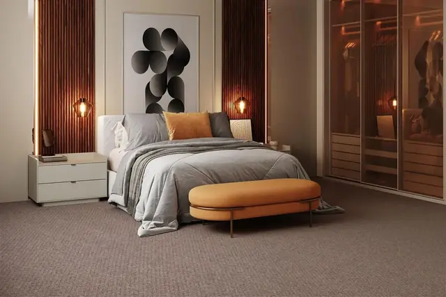 Quarto de casal com carpete residencial em tom neutro