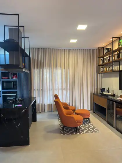 Cortina de tecido em linho com barra contrastante na sala integrada à cozinha