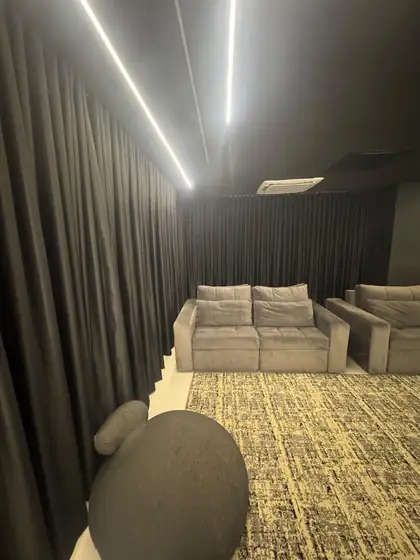 Cortina de veludo preto no home theater, com perfil de LED no teto