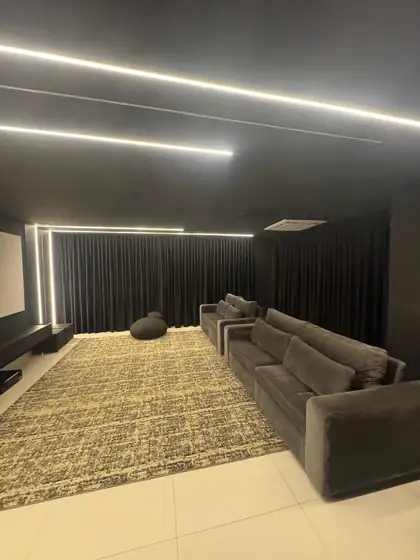 Cortinas de veludo preto em sala de cinema em casa