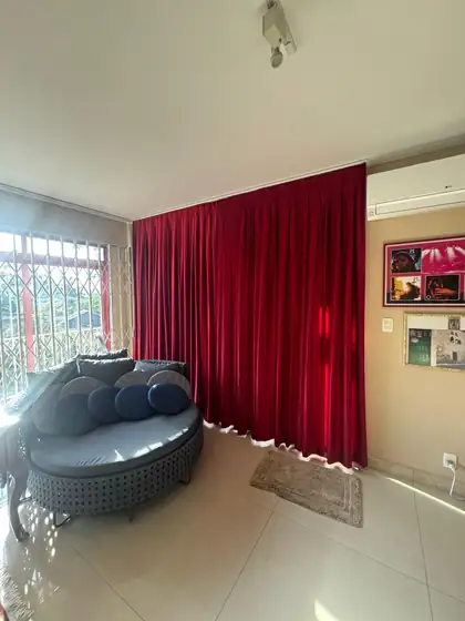 Cortina de veludo vermelho sob medida na sala
