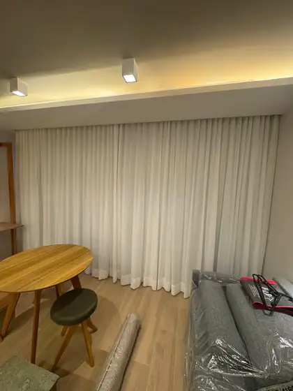 Cortina de voil branco na sala de jantar, com pregas uniformes