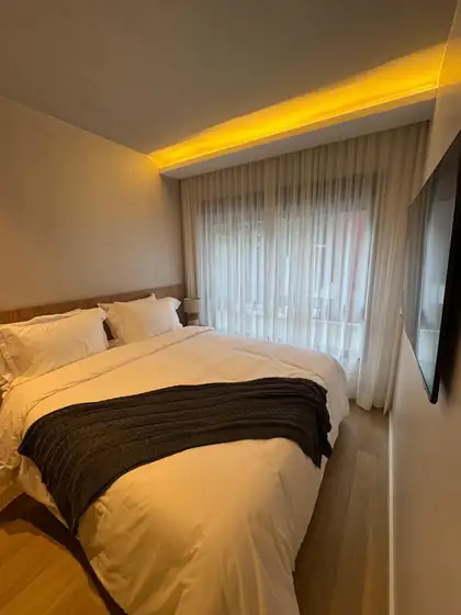 Cortina de voil no quarto de casal com sanca iluminada