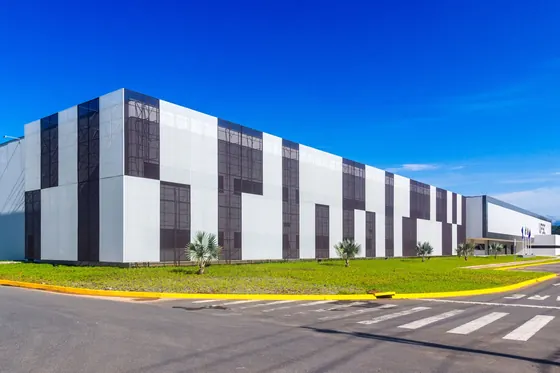 Prédio comercial com fachada têxtil