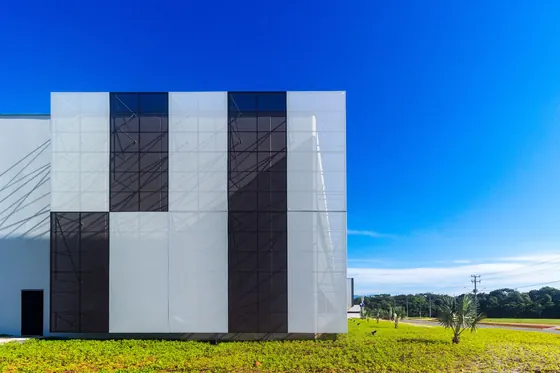 Fachada têxtil em preto e branco