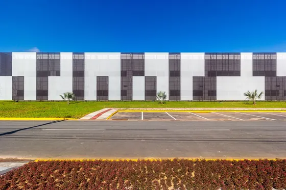 Prédio baixo com fachada têxtil