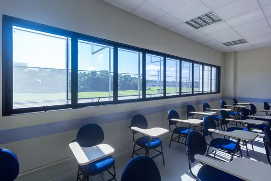 Sala de aula com fachada têxtil nas janelas