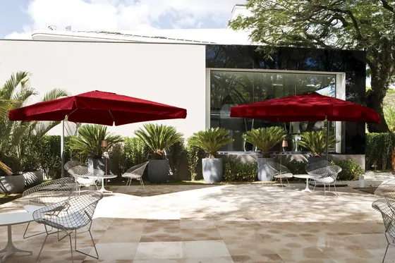 Jardim com ombrelones vermelhos