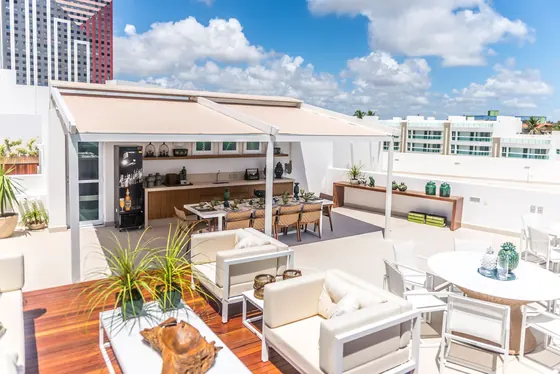 Terraço amplo com pergolado retrátil