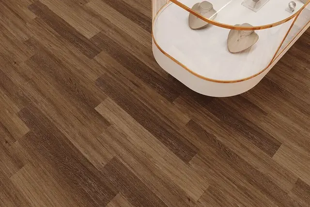Piso vinílico em régua amadeirado escuro