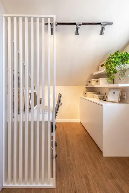 Quarto com piso vinílico amadeirado claro