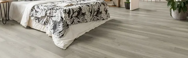 Cozinha integrada com piso vinílico cinza