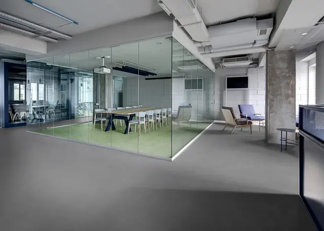 Sala de reunião envidraçada com piso autoportante