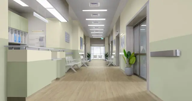 Corredor hospitalar com piso vinílico