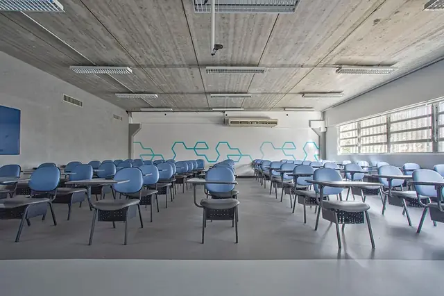 Sala de aula com piso vinílico em manta cinza