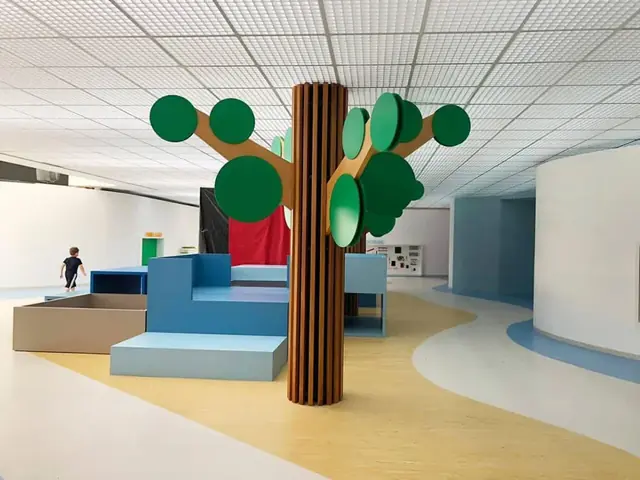 Área infantil com piso em manta de várias cores