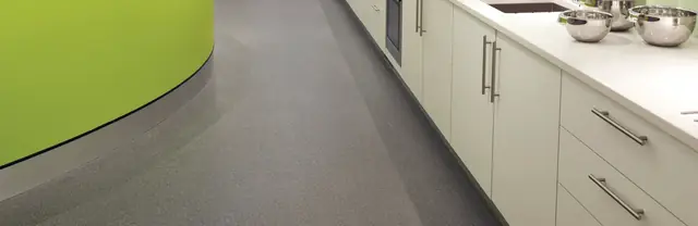 Ginásio com piso vinílico azul