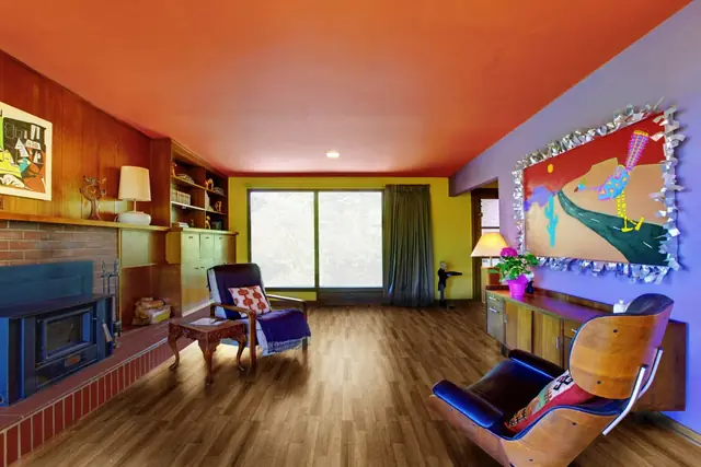 Sala colorida com manta vinílica amadeirada