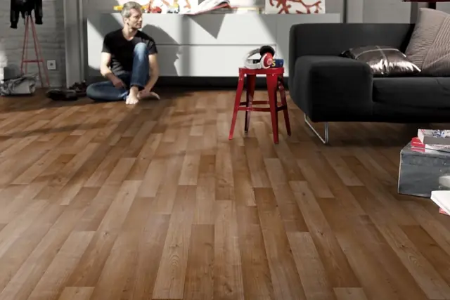 Sala com manta vinílica amadeirada escura