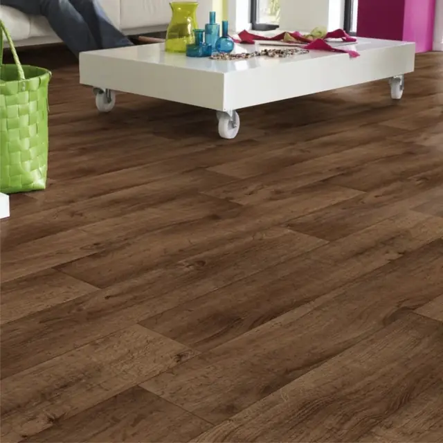 Sala com piso vinílico em manta