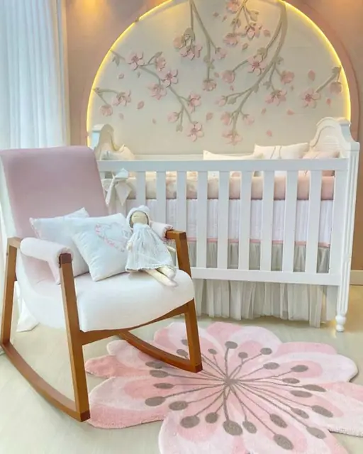Quarto de bebê com tapete em formato de flor