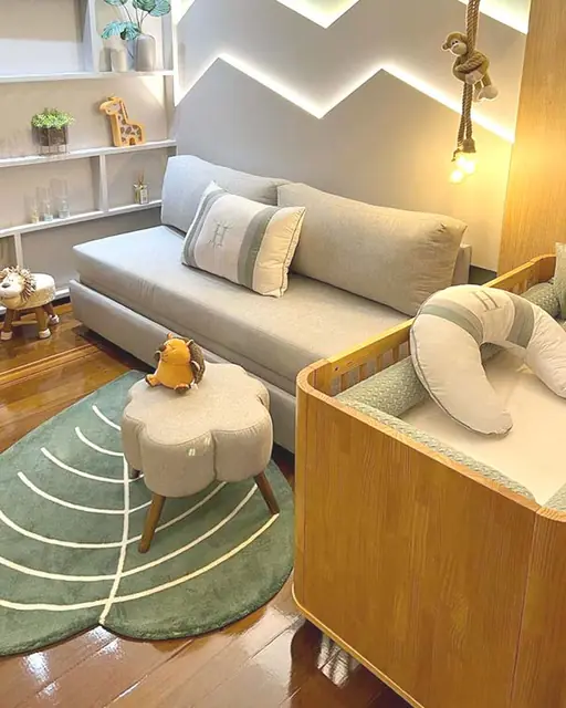 Quarto de bebê com tapete de folha verde