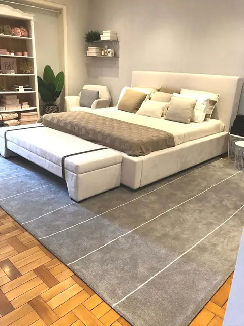 Quarto com tapete sob medida cinza