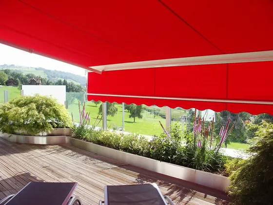 Toldo vermelho em área externa