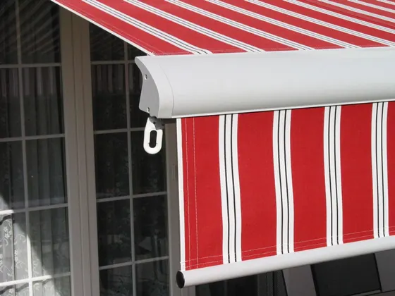 Toldo vermelho com bambinela abaixada