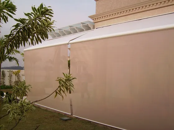 Toldo retrátil com bambinela em casa