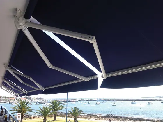 Toldo com caixa visto de baixo