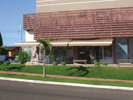 Casa com toldo com caixa no jardim