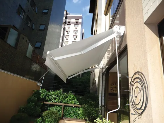 Toldo com caixa aberto em casa