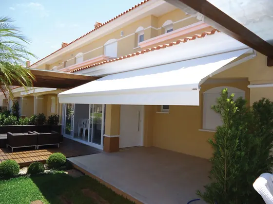 Toldo com caixa em área externa