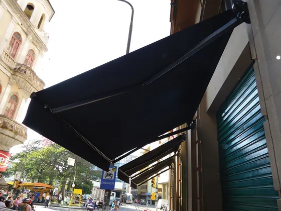 Toldo azul-marinho com caixa