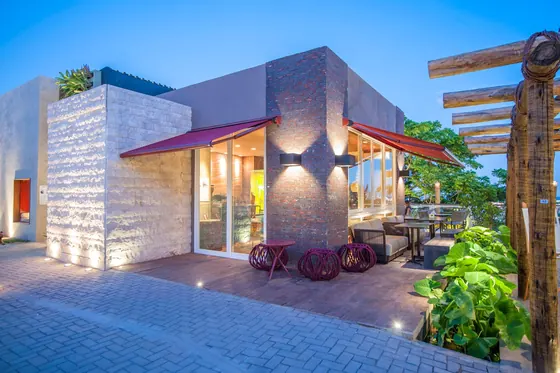 Casa moderna com toldo com caixa