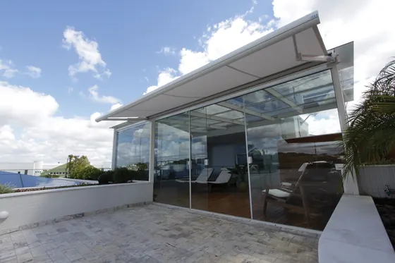 Varanda com toldo com caixa