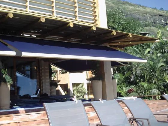 Toldo com caixa em pergolado