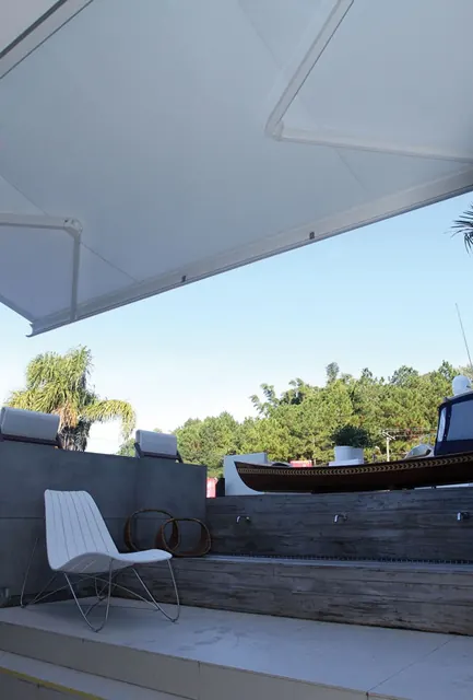 Toldo com caixa visto de baixo, céu azul