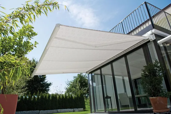 Toldo com caixa aberto em terraço