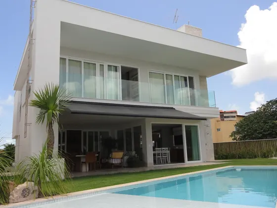 Casa com toldo com caixa e piscina