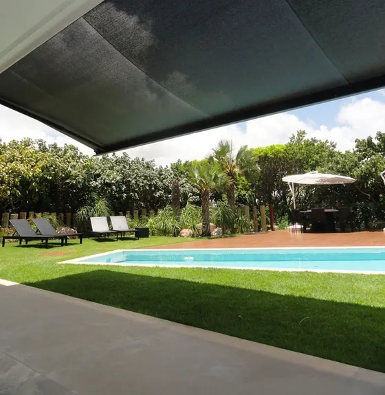 Área de piscina com toldo com caixa