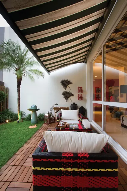Sala externa com toldo com caixa
