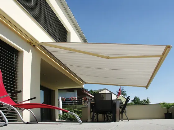 Toldo com caixa em varanda gourmet