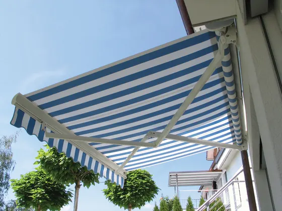 Toldo listrado azul aberto